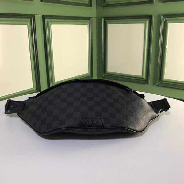 LV Discovery腰包N44338 方便存取手機、卡片和鑰匙。