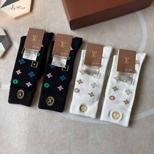 Louis Vuitton驢家新品女款中筒襪子，潮人畢備超好搭！