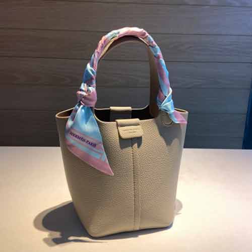 愛馬仕斜紋真絲腰帶、束發(fā)帶及頭巾佩戴