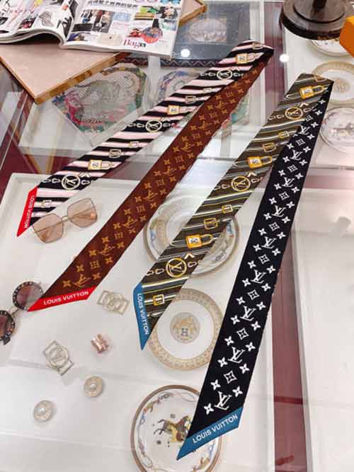 LV雙層真絲徽章飄帶，尖端專(zhuān)柜新款來(lái)襲女神必入。