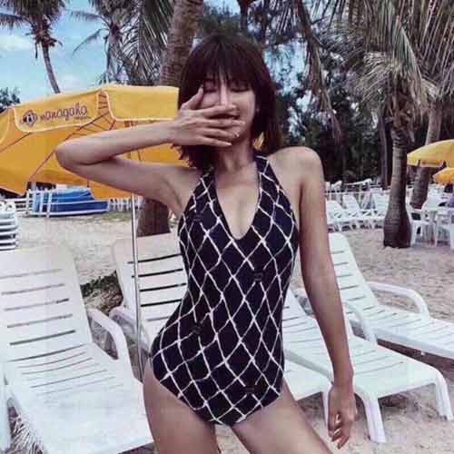 Chanel 香耐爾連體泳衣，連體設計遮肉顯高挑！