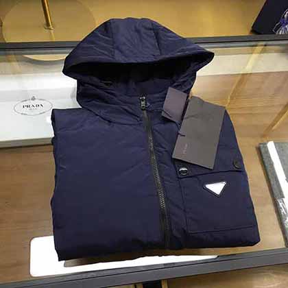 專柜PRAD普拉三角標(biāo)系列年年專柜羽絨服馬甲，經(jīng)典演繹超喜歡