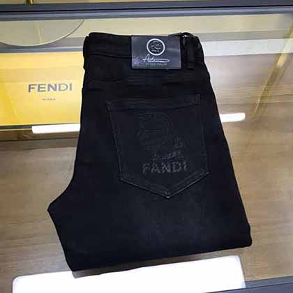 男士直筒牛仔褲秀場系列單品，經典小直筒水洗牛仔褲