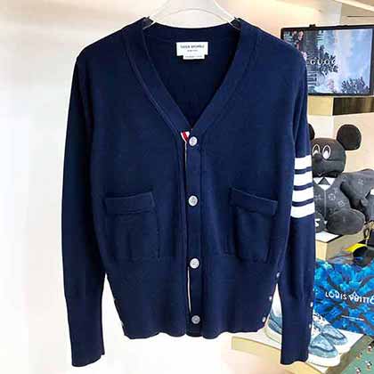 TB 經典臂袖經典訂織四道杠織圓領羊毛衫。