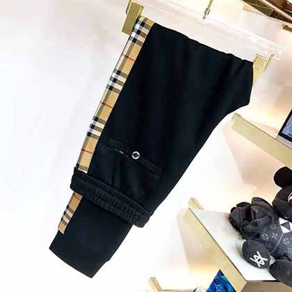 巴寶莉米蘭時裝限量版褲子顏色非常漂亮，和圖片上的一樣，非常喜歡。