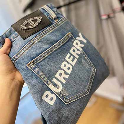 巨訊網(wǎng)街拍牛仔褲巴寶莉春夏新品，專柜同步有售！