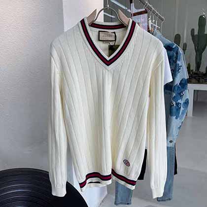 Gucci男女同款校園風(fēng)象牙白高捻棉V領(lǐng)針織衫