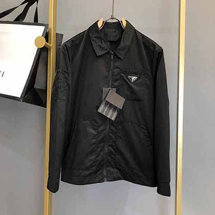 PRADA每年畢備上身的常青款系列三角標尼龍夾克外套