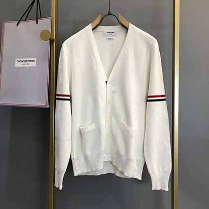 酷愛TB畢備款，TB經典手臂織帶五扣V領開衫毛衣