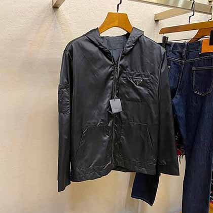 Prada早秋新款官網(wǎng)原版復(fù)刻元素口標(biāo)夾克外套，輕松駕