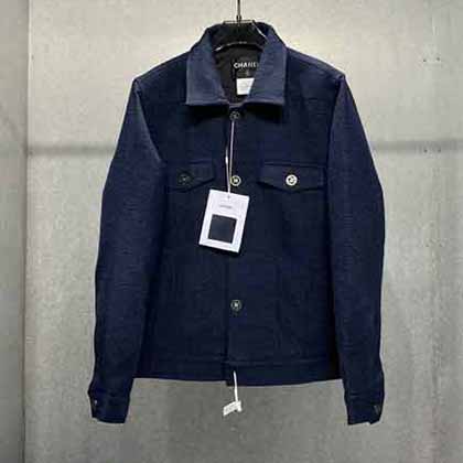 時(shí)尚大方的小翻領(lǐng)設(shè)計(jì),修飾纖長(zhǎng)的脖頸線條