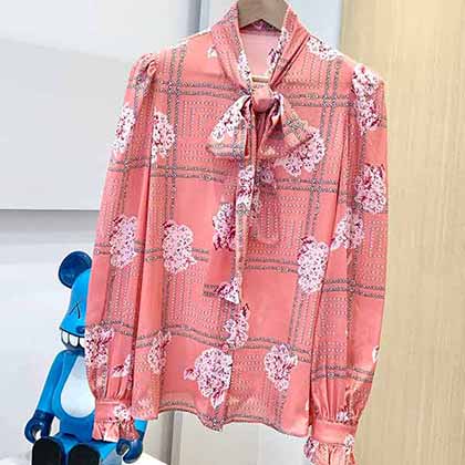 celine粉色系鏈條印花飄帶領襯衫，可搭配西裝通勤。