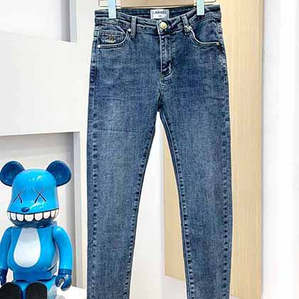 chanel刺繡牛仔小腳褲，緊緊包裹雙