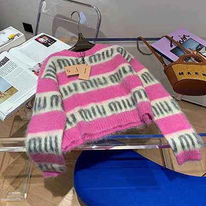 始于顏值 忠于品質(zhì) Miu家馬海毛字母條紋針織