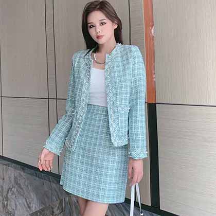 時尚氣質小香風套裝，豐富了細節感，顯的更加時髦。