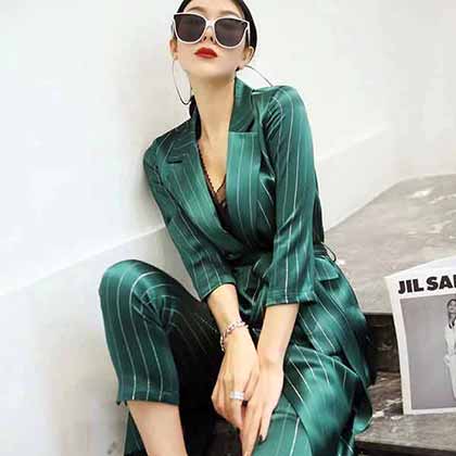 小香氣質襯膚又顯白使用進口銀線條紋風衣套裝