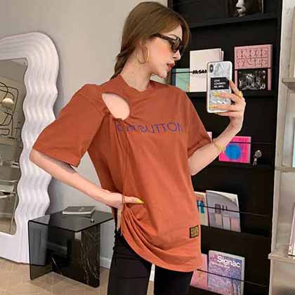 pushBUTTON膠囊挖洞短袖T恤，鐘愛小眾品牌的時