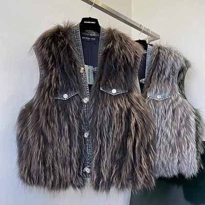 BALENCIAGA羽絨馬甲女歐洲站秋冬新款設(shè)計(jì)感高定大品