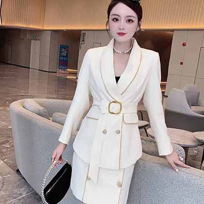 小香風(fēng)撞色套裝，很有時尚設(shè)計感的一款套裝！