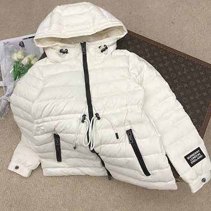 Burberry大品牌羽絨服，輕盈抽繩收腰設計連帽羽絨服！