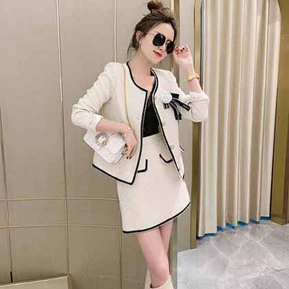 ChaneI小香走秀款短外套，經(jīng)典設(shè)計，粗織多種花式紗線。