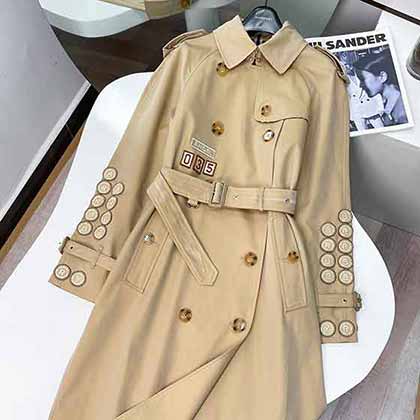 高等Burbery早秋新品徽章錢幣刺繡雙排扣風衣！