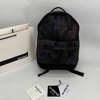 三宅一生新款絲印硅膠雙肩包，經典DAYPACK背包。