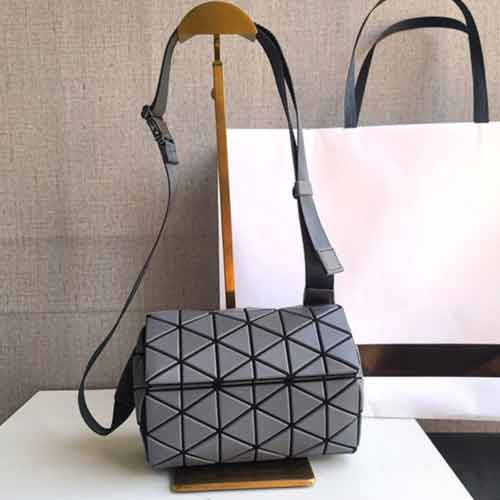 三宅一生ISSEY MIYAKE大品牌同款男女時尚郵差包 街頭潮流胸包