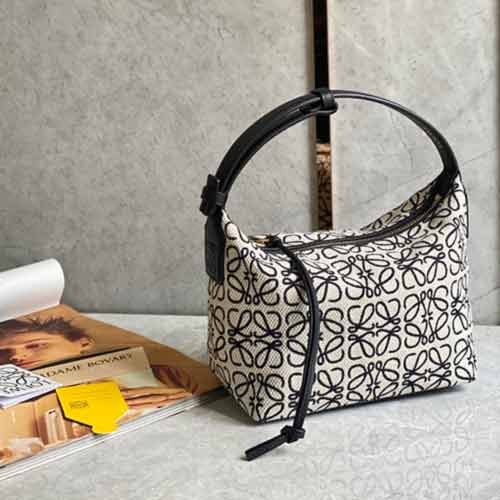 三宅一生小號便當包～高等感Cubi繡設計，輕松搭配白T