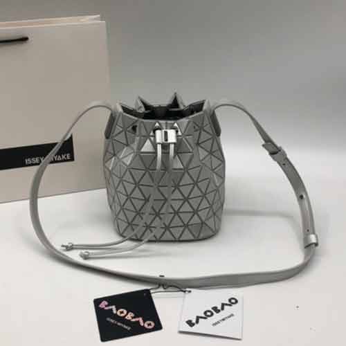 市場好品質三宅一生原單抽繩水桶斜挎包