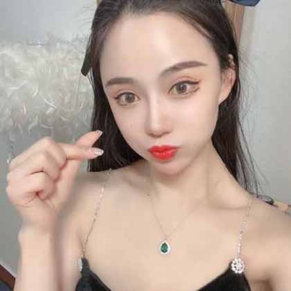 925高等精工版本 純銀祖母綠水滴項鏈，綠光下很漂亮！