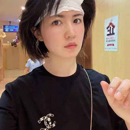 Ch@nel雙C穿皮施華洛世奇水晶與珍珠點綴胸針太太太精良了