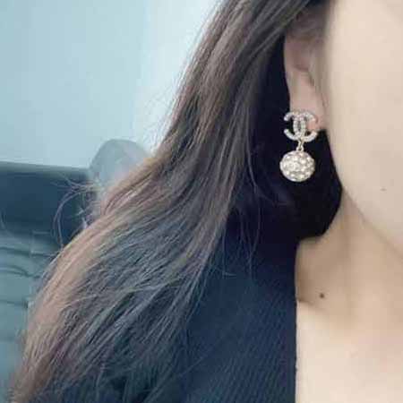 香奈兒的新款滿鉆球球吊墜耳環，滿