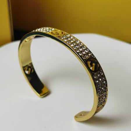 Fendi手鐲見鐘情，第眼看見它是在fendi官網，看眼于是就定啦 ，