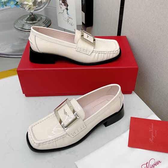 RV新款女皮鞋，Preppy Viv金屬扣漆皮樂福鞋！