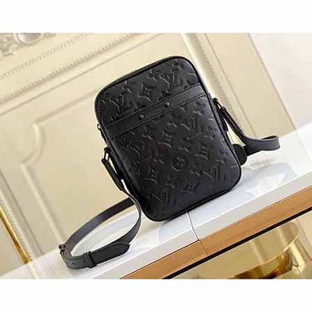 采用柔軟 Taurillon 皮革壓印Danube手袋M44972