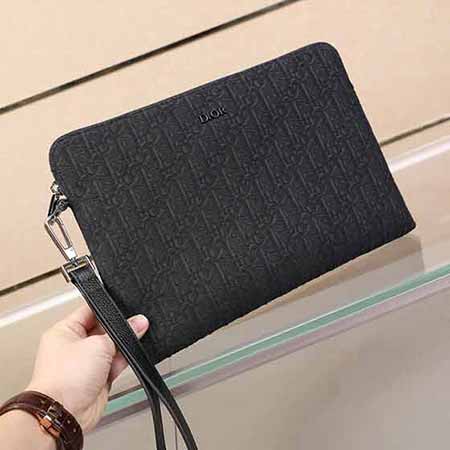 迪奧手拿包擁有優美的線條和寬敞