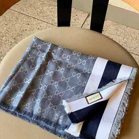 Gucci經典款GG圖案蘇飾邊的精致雙面提花羊毛圍巾