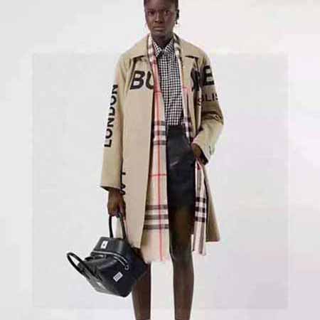 時潮人都有好幾條巴寶莉圍巾放在衣櫥，一條小小的圍巾