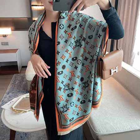 LV披肩讓你溫暖常伴臻選質感柔軟的羊毛及羊絨纖維精心紡就