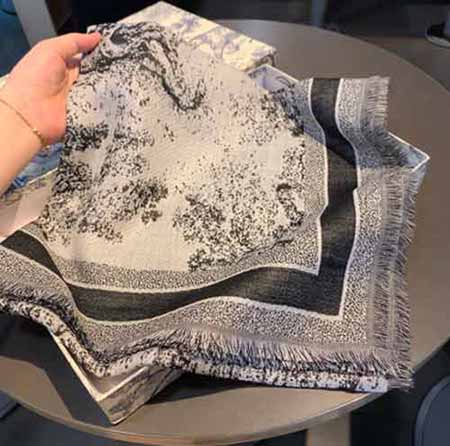 今年秋冬新出的Cannage提花披肩是Dior的女人！動物方巾！