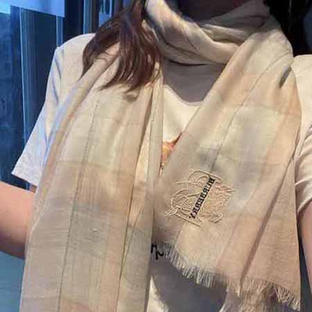 burbeery的經典系列限量款超薄羊絨格子披肩