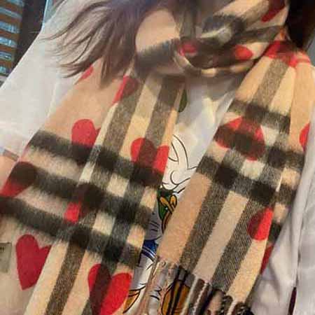 巴寶莉限量款圍巾女士品牌曠世之作， 桃心設計超級Q！