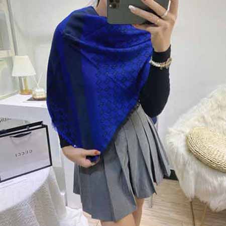 GUCCI年度秋冬羊毛圍巾，高貴經典暗紋圖案風靡全球雙面方巾！