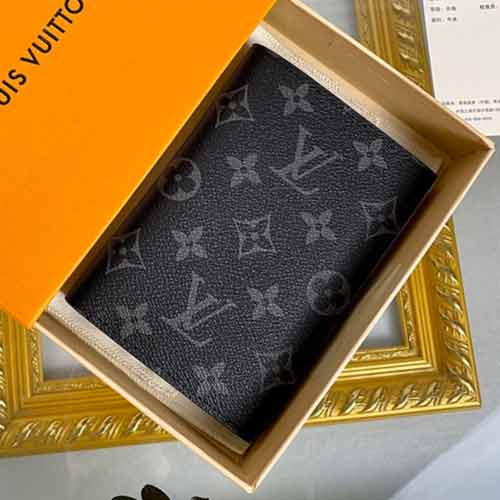 LV黑花護照夾，時尚優雅的旅行伴侶，搭配華麗手袋，購物畢備！