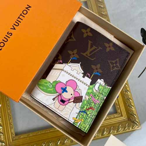 LV Monogram 帆布圣誕膠囊系列護照套M80866！