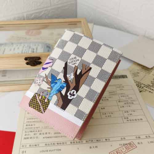 LV護照夾，優雅出行畢備。質感奢華