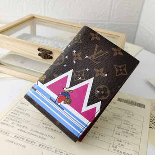 LV原版護照夾M64502：奢華質感，多功能設計，旅行畢備！