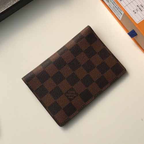 路易威登旅行證件套，多個隔層保護